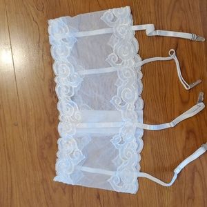NWOT Avid Love white lace garter belt sits at waist, hook closure in Size Large